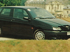 Alfa Romeo 145: w pogoni za oryginalnością – prezentacja i wrażenia z jazdy | „Motor” 40/1994