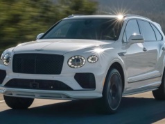 Bentley Bentayga ma teraz wydech Akrapoviča i V8 pod maską. Jest szybki jak nigdy dotąd