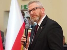 Incydent z flagą Ukrainy. Śledztwo w sprawie Grzegorza Brauna przejęła warszawska prokuratura