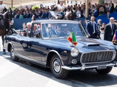 Lancia Flaminia Presidenziale towarzyszy prezydentowi Republiki Włoskiej w obchodach 2 czerwca