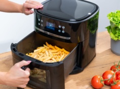 Airfryer będzie dużo lepszym wyborem. Naukowcy krytykują ten typ gotowania