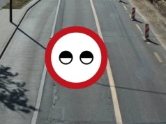 Znak drogowy z oczami naprawdę istnieje. Trzeba daleko pojechać, żeby go zobaczyć