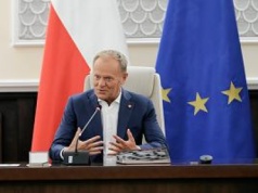 PiS i Konfederacja w drodze po większość konstytucyjną? Rząd w obronie będzie rozrzucał pieniądze z helikoptera