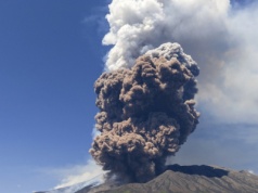 Etna wyrzuca popiół. Turyści uciekają