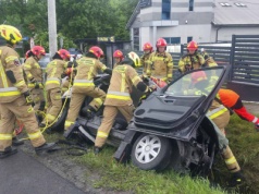 Groźny wypadek pod Krakowem. Kierowca zakleszczony, lądował śmigłowiec LPR