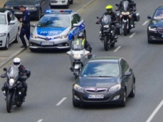 Czy motocyklista może wyprzedzać samochody w korku? Ważny jest jeden aspekt