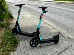 Elektryczne hulajnogi na środku chodnika