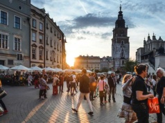 Polska A kontra Polska B. Fałszywy mur dzieli Polaków