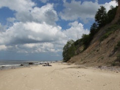 Tajemnicze kosze na polskich plażach. Nie zbliżaj się pod żadnym pozorem. To ważna 
