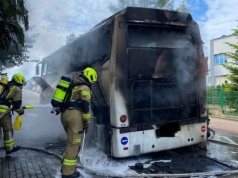 Pożar autokaru przed szkołą w Tąpkowicach