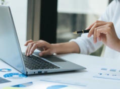 Decyzje finansowe w asyście AI? Kobiety widzą to inaczej niż mężczyźni