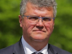 Zarobki europosła rozpływają się w powietrzu. Co Maciej Wąsik robi ze swoimi pienięd…