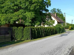 Rodzice przeciskają się po wąskiej drodze. Chcą lepszego dojazdu do przedszkola w Łęgu Tarnowskim