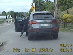 Policjanci zatrzymali audi do kontroli. Kierowca usłuchał, ale jego audi nie. Zaczęło uciekać