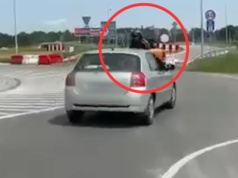 Motocyklista wylądował na masce auta. Kierowca uciekał, bo jechał pijany