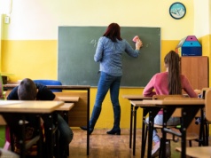 Fala pozwów nauczycieli. Samorządowcy: Poziom wody się podnosi i nie trzeba zbyt wysoko głowy unosić