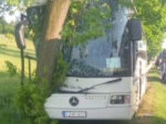 Wypadek na DW278. Autobus uderzył w drzewo. W akcji śmigłowiec LPR (ZDJĘCIA)
