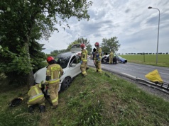 Zderzenie dwóch pojazdów, dwie osoby przewiezione do szpitala