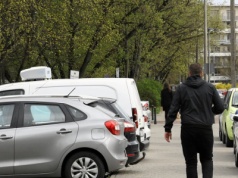 Miejsce jest wolne, ale pieszy już je blokuje. 
