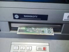 Więcej gotówki bankomat nie wyda. Są limity