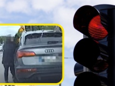 Kierowca wysiadł do policjantów, którzy go zatrzymali. A jego auto pojechało dalej