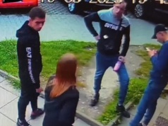 Brutalne pobicie w pasażu w Krakowie. Policja publikuje nagranie
