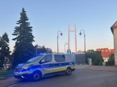 Dziecko leżało w zamkniętym samochodzie i nie reagowało. Interweniował przechodzień