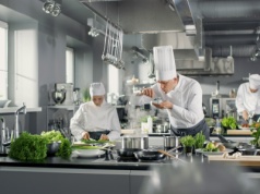 Systemowa przemoc we francuskiej gastronomii. Co ujawniła książka dziennikarki?