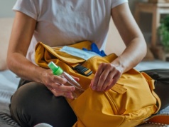 Jak spakować bagaż podręczny? Ten trik robi furorę, zmieścisz dwa razy