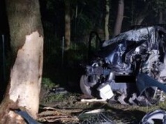 Jechała za szybko i uderzyła w drzewo. Bez uprawnień, za to z promilami