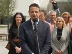 Publicznie zakpił z Trzaskowskiego na konferencji prasowej. Zadał mu zaskakujące pytanie [WIDEO]