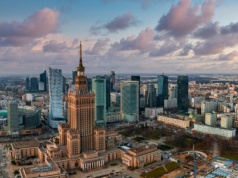 Koniec pewnej epoki. Kultowy wieżowiec znika z Warszawy i nowe inwestycje