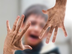 Międzynarodowy Dzień Dzieci Będących Ofiarami Agresji. Widzisz przemoc wobec dzieci – reaguj!