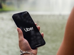 Twoja babcia zamówi Ubera. Wchodzi ułatwienie dla seniorów