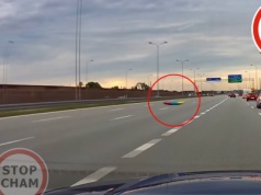 Szok na autostradzie A1. To wylądowało na środku jezdni. Nagranie podbija sieć