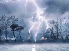 Nadchodzą burze. Kiedy uderzają pioruny, najlepiej zrobić jedną rzecz