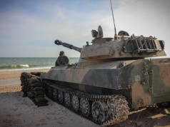 Polska artyleria strzela na wybrzeżu
