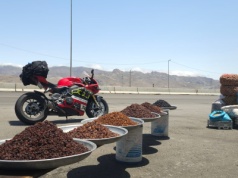 Barry na używkach: Afganistan na Ducati Panigale V4 S