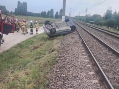 Nietrzeźwa 39-latka wjechała w nasyp kolejowy koło Nakła. Przewoziła w aucie dwójkę dzieci