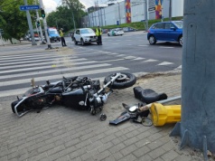 Podczas zmiany pasa ruchu na skrzyżowaniu nie zauważyła motocyklisty (zdjęcia)