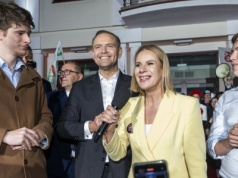 Marta Nawrocka w modnym garniturze. Kolor to alternatywa dla bieli