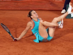 To mogło źle się skończyć! Sabalenka przewróciła się w trakcie wymiany ze Świątek