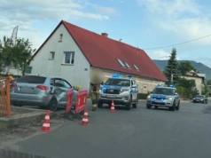 Miłków : Po zderzeniu jedno z aut wylądowało na barierkach