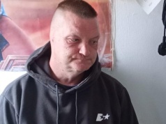 Smacznie spał na kanapie. Nagle podszedł do niego pies i odgryzł mu ucho