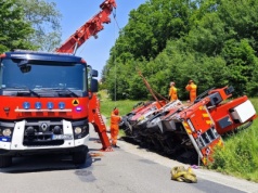 Strażacki podnośnik w rowie. Wezwano SGRT