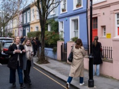 Przemalowują słynne domy w Notting Hill na czarno. Mieszkańcy mają dość influencerów
