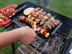 Szaszłyki z kurczakiem i warzywami będą hitem na grillu. Dodaj te składniki, a mięso się nie wysuszy