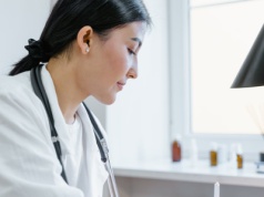 Odkrycie naukowców z Japonii: Bakterie z jamy ustnej mogą zaostrzać reumatoidalne zapalenie stawów