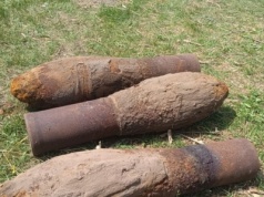 Cztery rakiety z wyrzutnią znalezione pod szopą