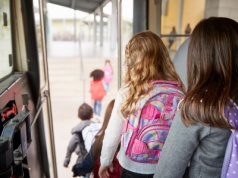 Zajęcia dla dzieci są, ale te nie mogą z nich skorzystać, bo autobus kursuje dwa razy na dobę. Jest reakcja rzecznika
